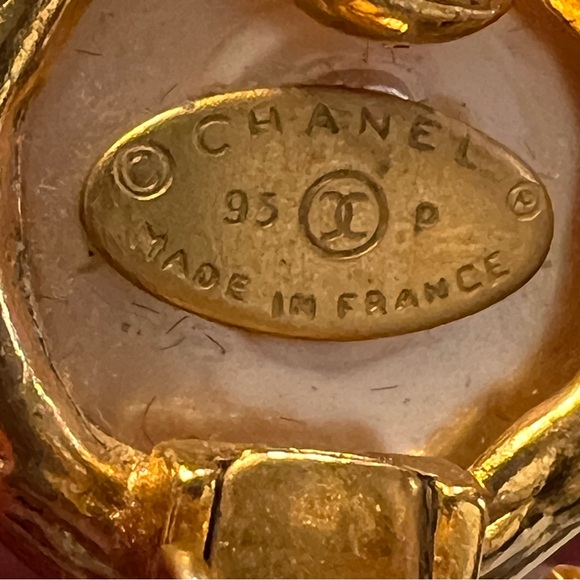 Chanel Vintage Gold Plated And Pearl and Earrings - Picture 4 of 5